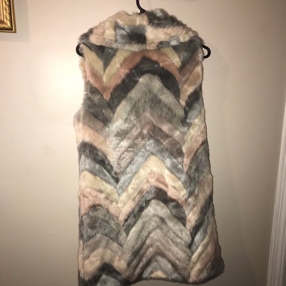 Steve Madden Faux Fur Vest - Picture 4 of 4